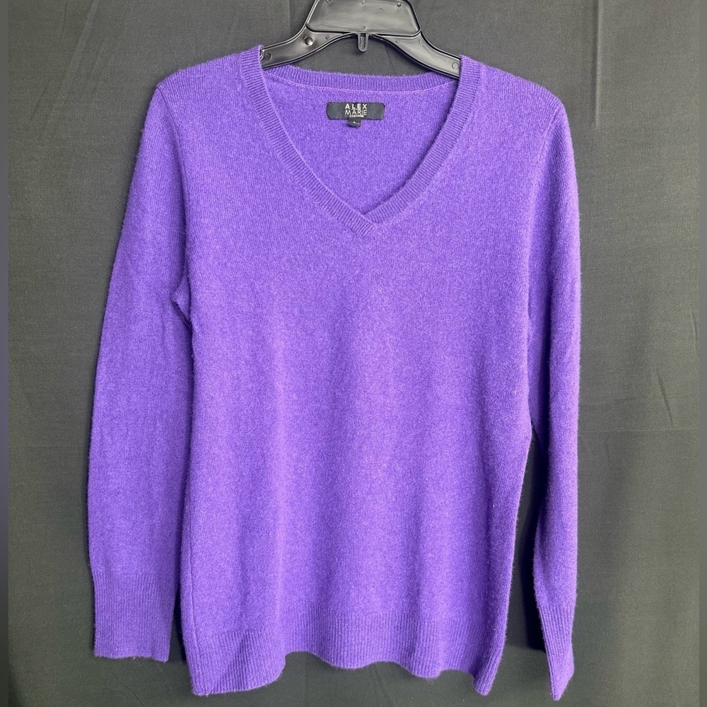 Alex marie  Purple V-Neck Sweater size L pre owned Exellent condition